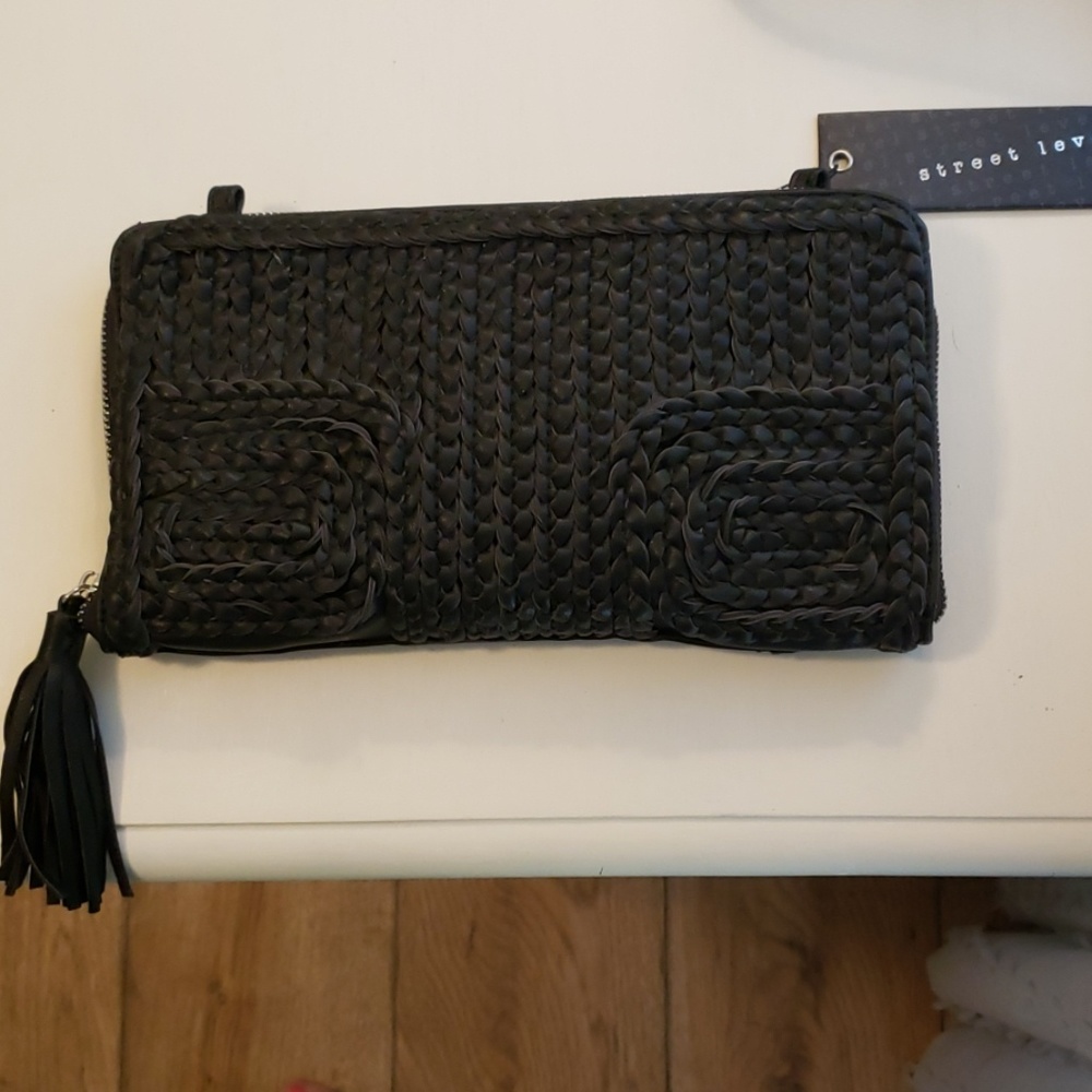 Clutch with straps